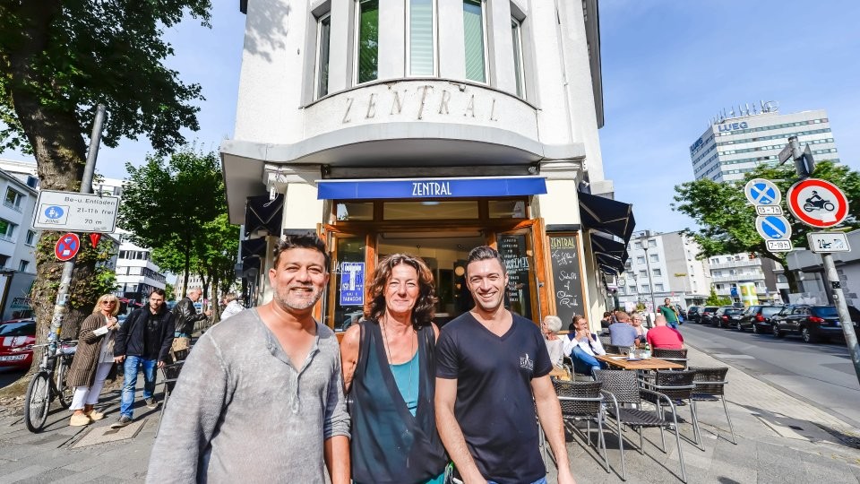 Neubeginn im Zentral: (v.l.) Jamil Hashmi, Silvia Tornow und Hari Mrkonjic haben das Café-Restaurant wiedereröffnet.