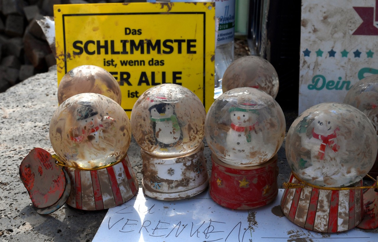 Nordrhein-Westfalen, Bad Münstereifel: Händler haben zum Dank für die Helfer Geschenke an die Straße gestellt.