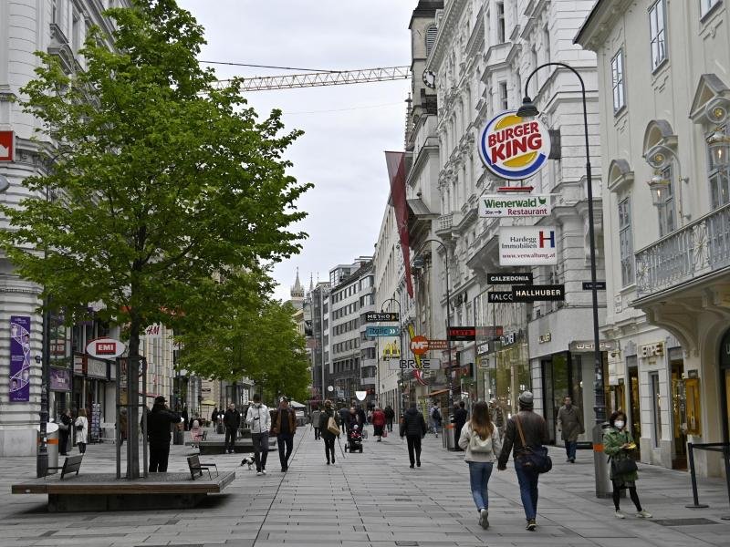 Österreich verzichtet auf eine FFP2-Masken-Pflicht im Handel, in Bussen und Bahnen sowie in den Museen. Künftig soll hier das Tragen eines Mund-Nasen-Schutzes ausreichen.