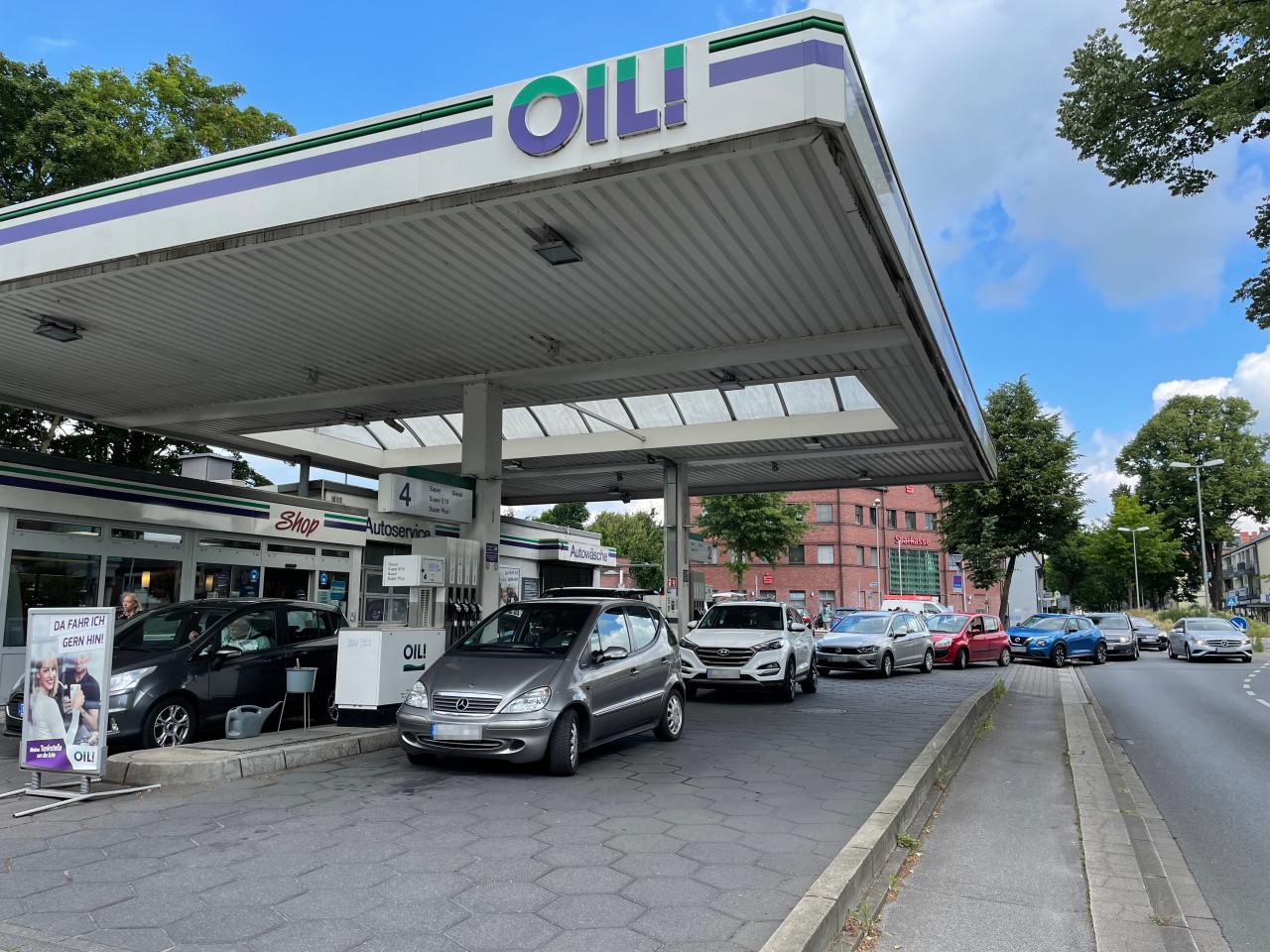 Der Tankrabatt sorgt an einer Tankstelle in Gladbeck für lange Schlangen. 