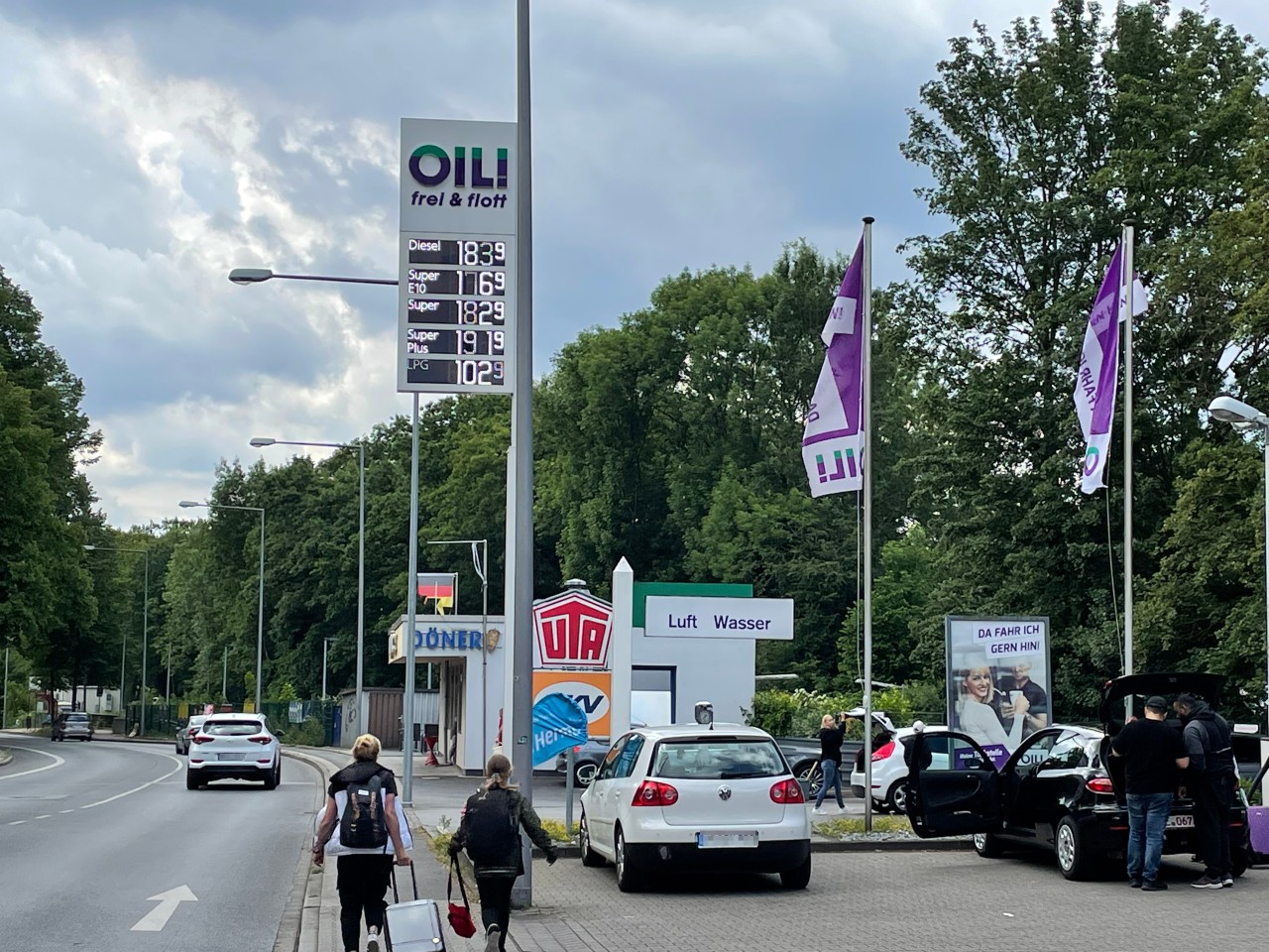 Der Tankrabatt lässt Spritpreise an den Tankstellen in NRW purzeln. 