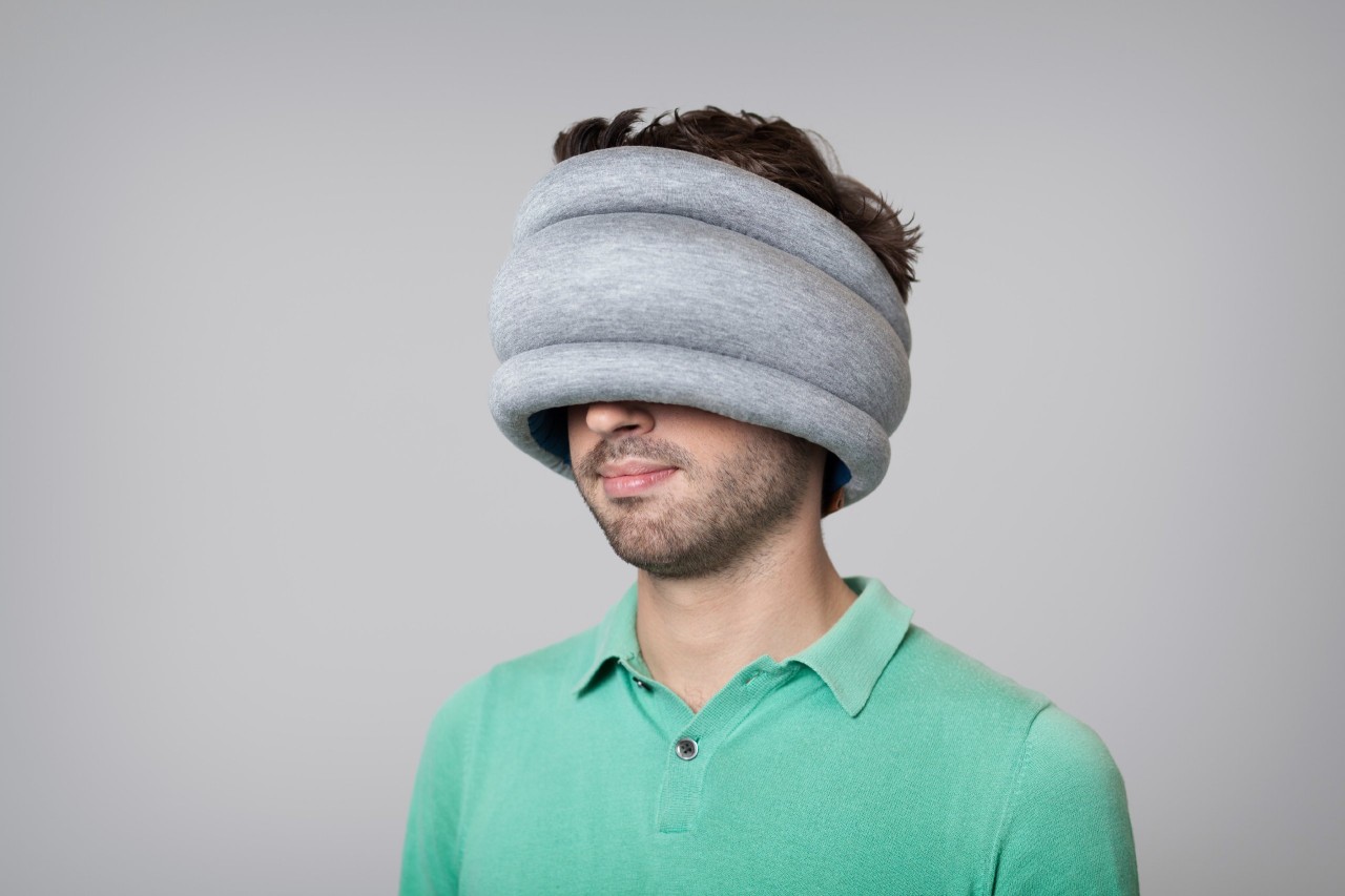 Das Original "OstrichPillow"-Light soll Trägern ermöglichen, allüberall ein Nickerchen zu halten, selbst da wo es laut und hell ist. (Foto: Amazon.de/OstrichPillow)