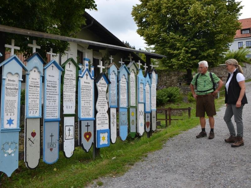 Oft stehen Dutzende Totenbretter - wie hier in St. Englmar - nebeneinander am Wegesrand.