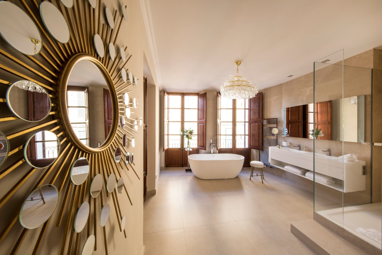 Das opulente Badezimmer in der Rose Suite. 