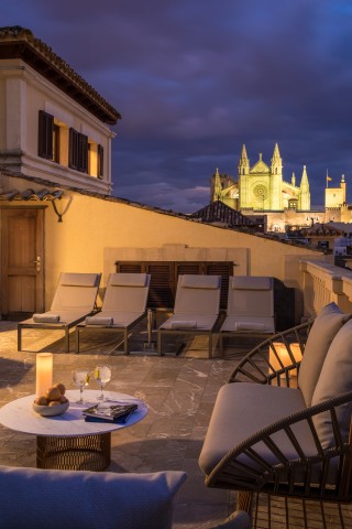 Spektakulärer Blick von der Dachterrasse der Riad-Suite auf die Kathedrale von Palma. 