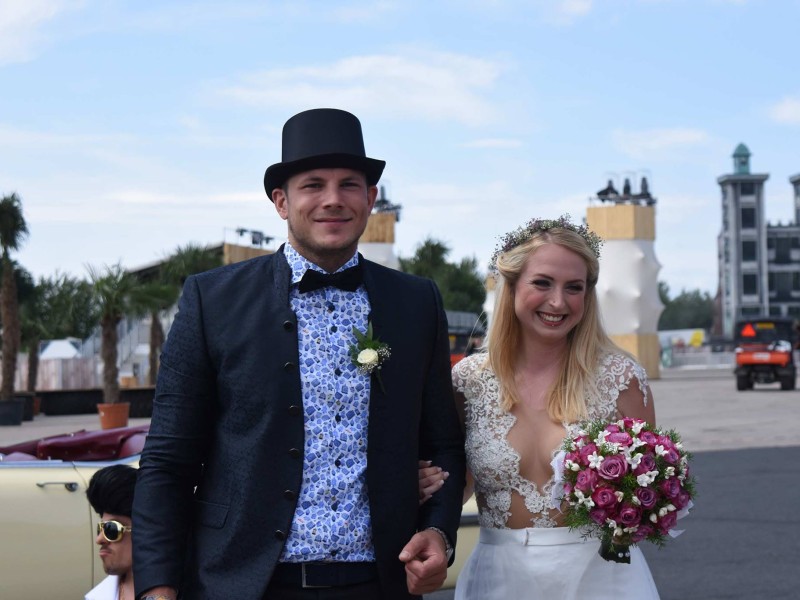 Was für ein schönes Paar! Oliver und Julia aus Velbert heirateten auf dem Festival.