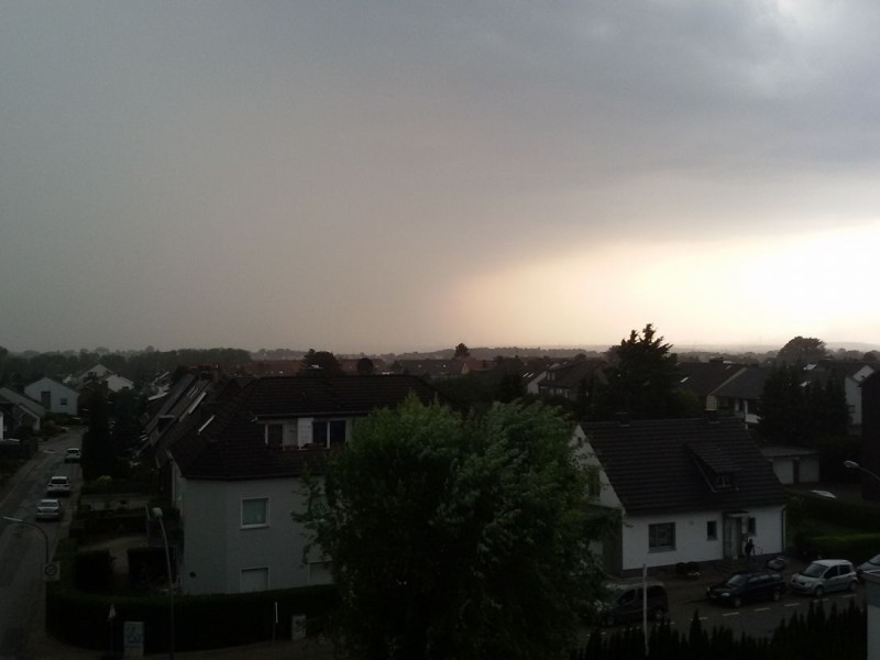 Ein heller Streifen am Horizont. Das Bild machte Patric Schurna in Wattenscheid mit Blick auf Gelsenkirchen.