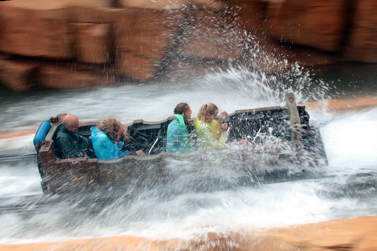 Im Phantasialand mit der Wasserbahn fahren wollen viele, deswegen sind Wochenend-Termine schnell weg. 