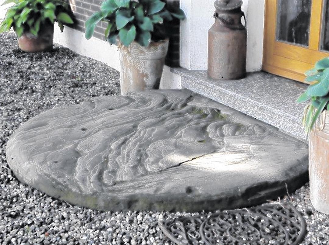 Der Prangerstein vor Haus der Familie Opgen-Rhein in Empel.