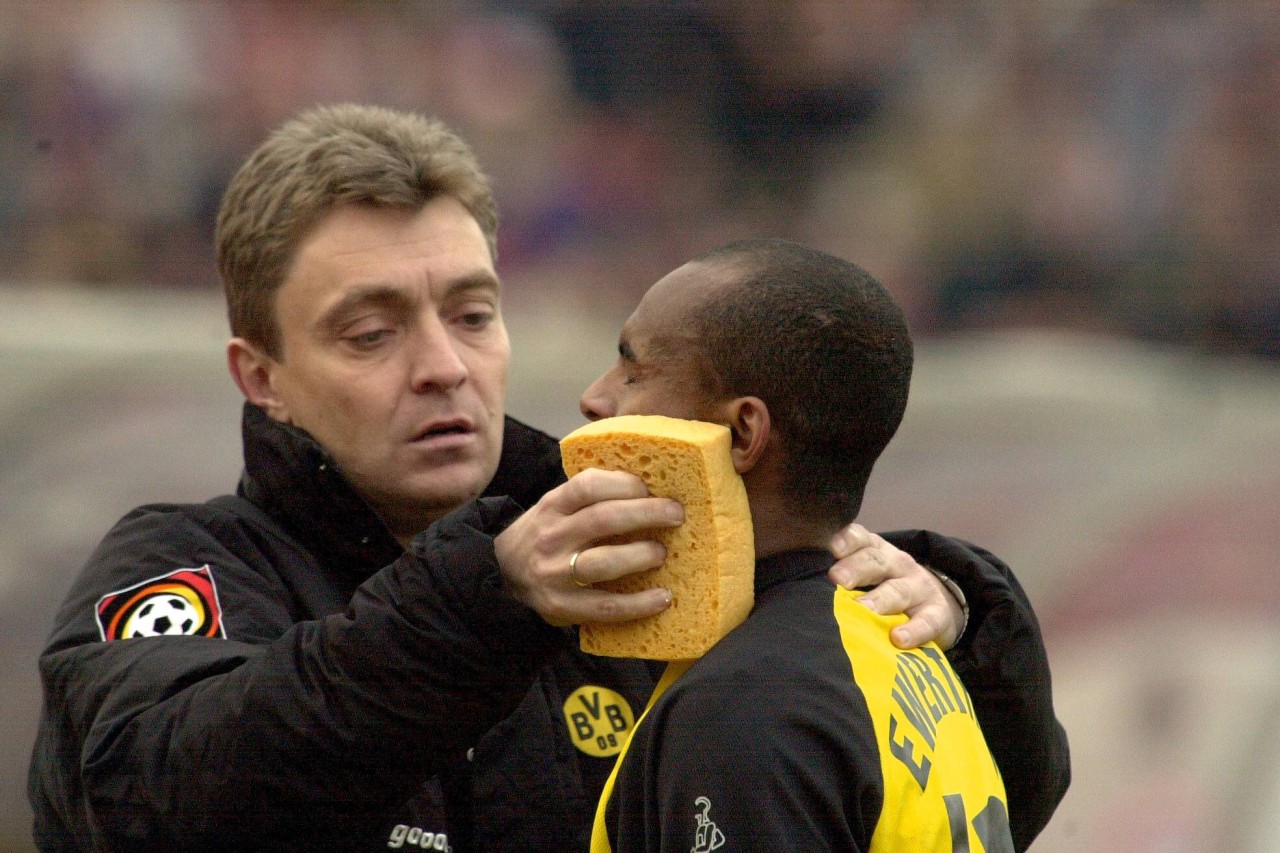 Im Jahr 2002: Dr. Michael Preuhs zu seiner BVB-Zeit mit dem brasilianischen Angreifer Ewerthon.