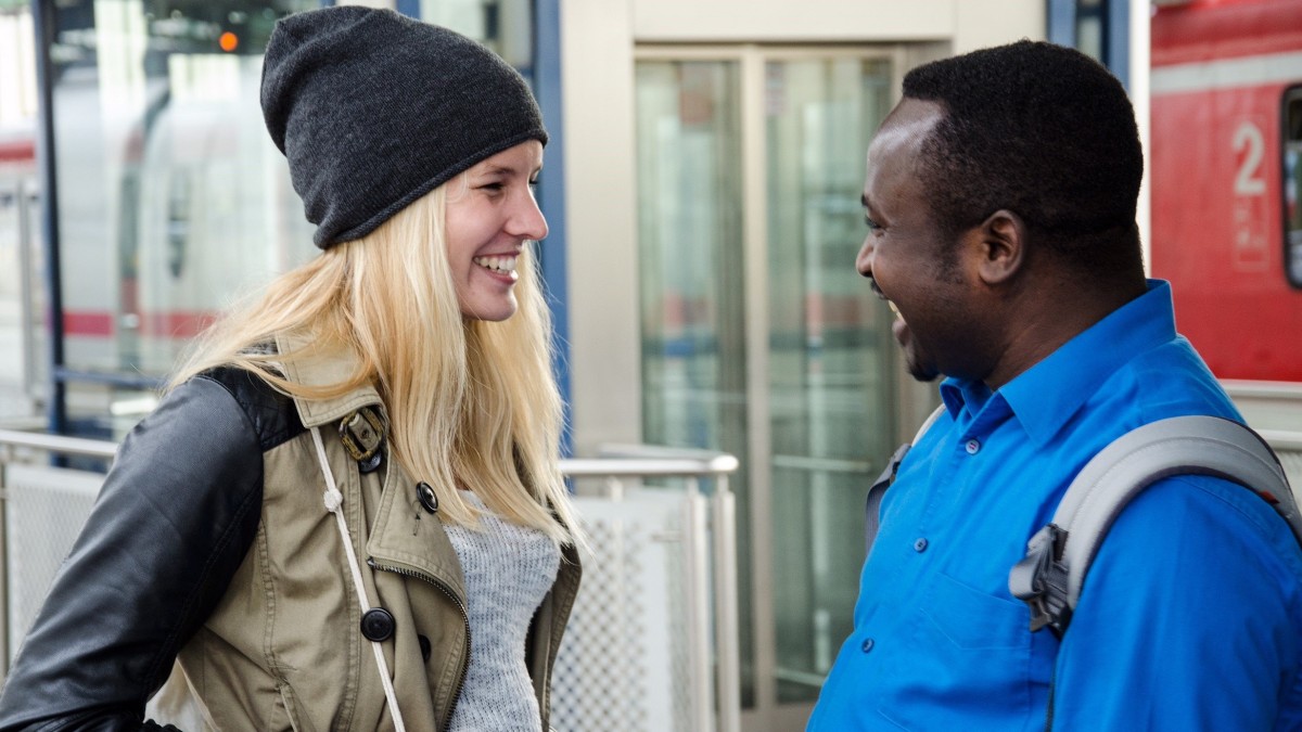 Zu bestimmten Uhrzeiten können Studenten eine Person kostenlos auf ihrem Ticket mitnehmen.