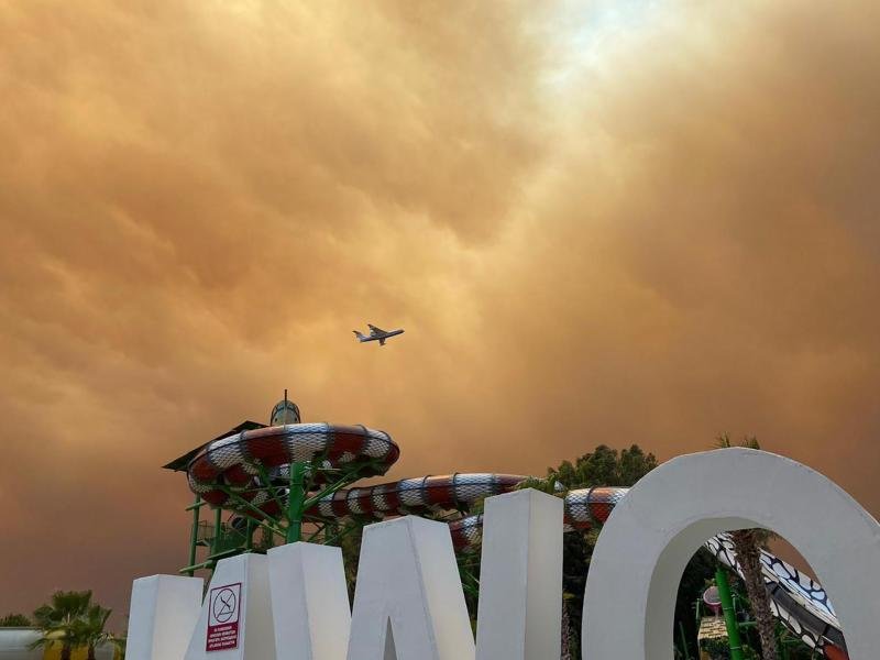 Rauch zieht über die Freizeitanlagen an einem Hotelkomplex in der türkischen Urlaubsregion Antalya. Die Feuer wüten seit Tagen an der bei Touristen beliebten Mittelmeerküste.