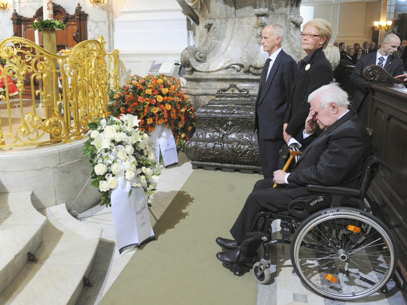 Loki Schmidt starb am 21. Oktober 2010. Bei der Trauerfeier im Hamburger „Michel“ (St. Michael) am 1. November 2010 zeigte sich Helmut Schmidt tief bewegt. Seine Tochter Susanne begleitete ihren Vater bei dieser Tauerfeier und auch während seiner letzten Tage.