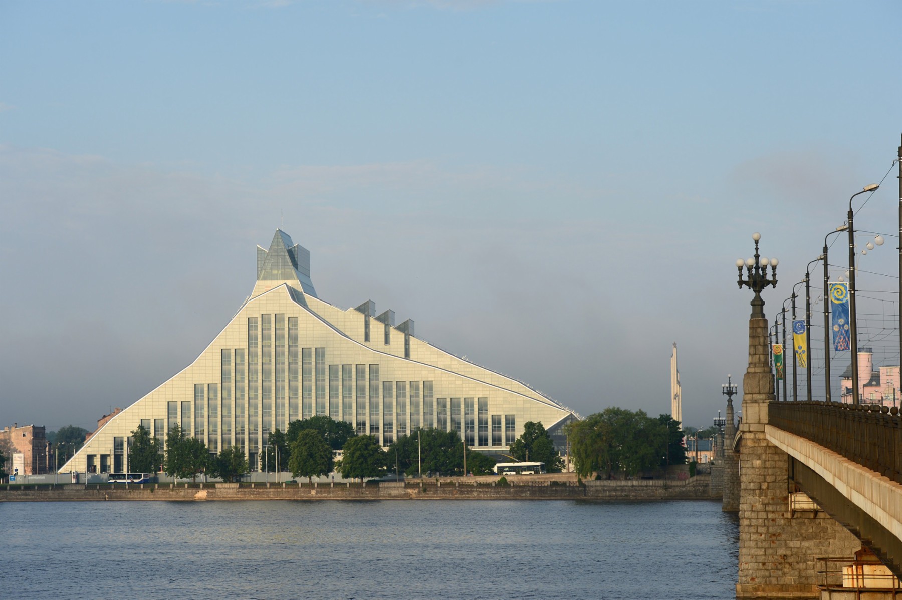 "Gaimas pils" wird die neue Nationalbibliothek von Riga auf lettisch genannt: Schloss des Lichts.