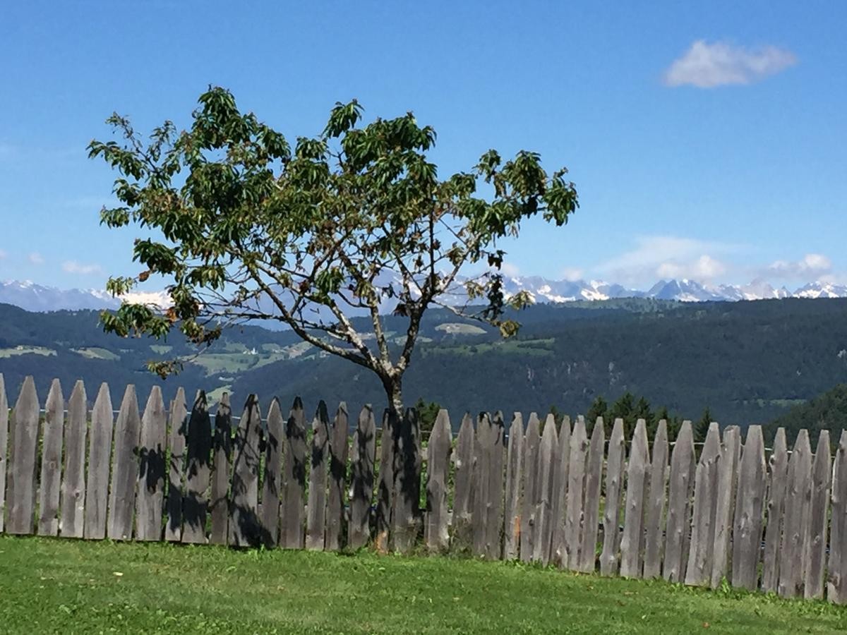 Blick auf die Alpen von der kleinen italienischen Gemeinde Ritten in Südtirol. Ein erster italienischer Espresso, ein Aperitif am Gardasee oder Bergluft in Bozen: Die Sehnsucht nach südländischen Urlaubsgefühlen lässt sich zu Pfingsten erfüllen. In Norditalien warten viele Hotels und Restaurants auf Urlauber. 