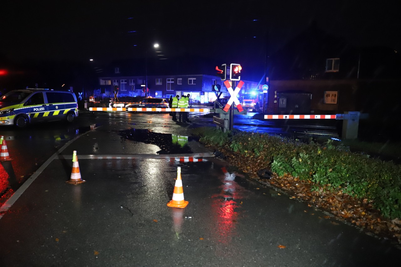 Ruhrgebiet: In Dinslaken kam es am Freitagabend zu einem tragischen Unfall, bei dem ein Mensch starb.