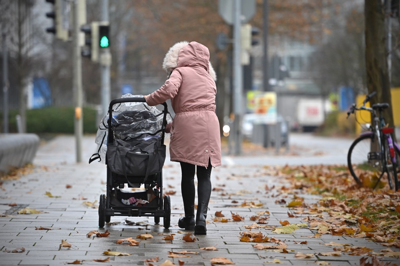 Im Ruhrgebiet prügelten Unbekannte mit einem Rohr auf ein Kleinkind im Kinderwagen ein. (Symbolbild)