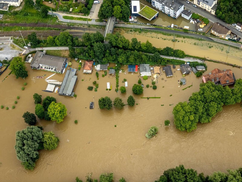 In Bochum-Dahlhausen überschwemmte das Hochwasser auch eine Bahnstrecke.