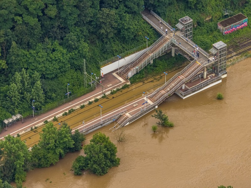 Ebenso wurden in Essen Bahnsteige überflutet.