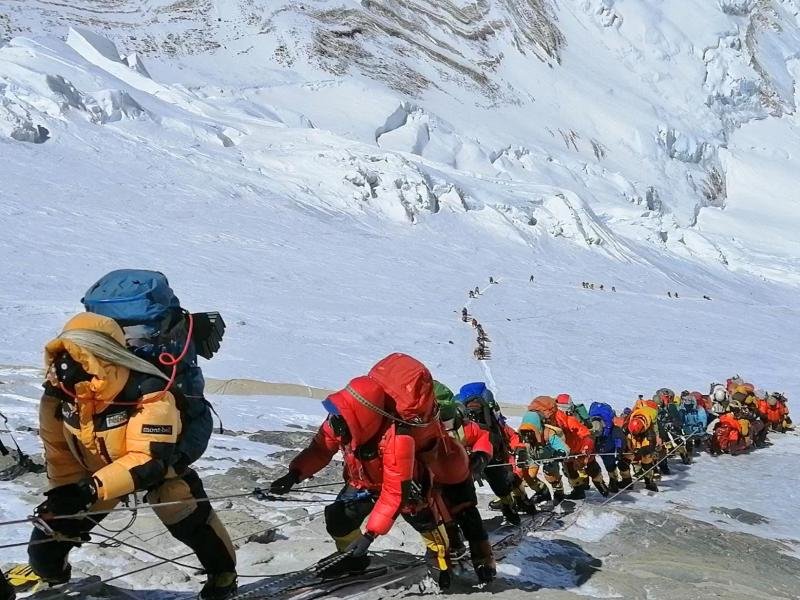 Rund 350 Menschen haben in diesem Frühjahr den Mount Everest bestiegen.