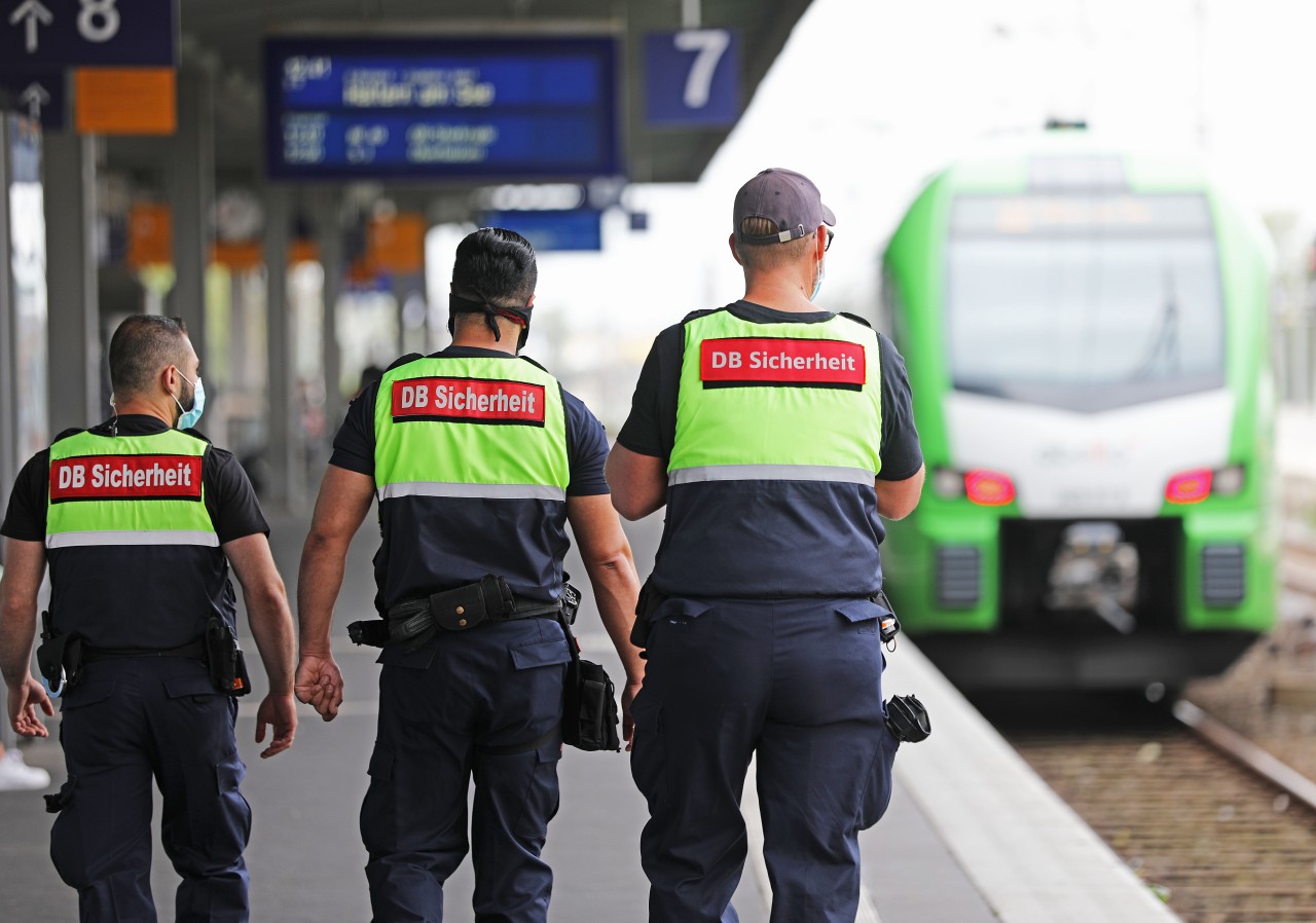 In einer S-Bahn in Richtung Essen Hauptbahnhof spielten sich am Sonntag heftige Szenen ab. 