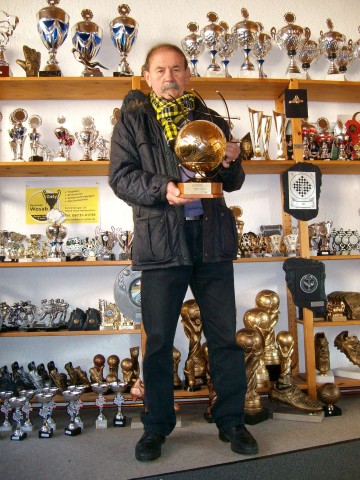 Wosab in seiner Werkstatt mit dem Pokal zum 50.000 Bundesligator durch Karim Bellarabi.