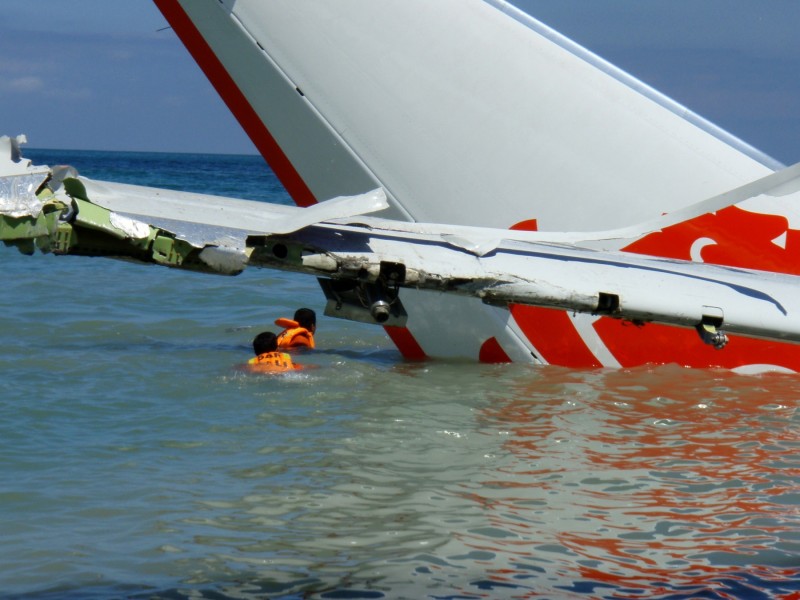 Die Helfer schwimmen zu dem Wrack.
