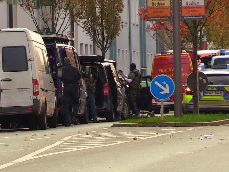 SEK-Einsatz wegen eines psychisch verwirrten Mannes in der Bochumer Innenstadt.

Foto: Justin Brosch