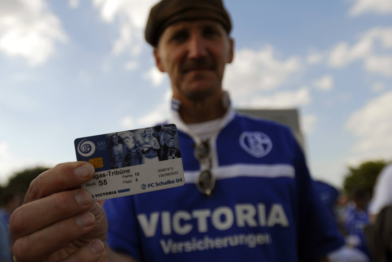 Die Fans vom FC Schalke 04 hoffen ein Ticket ergattern zu können. 