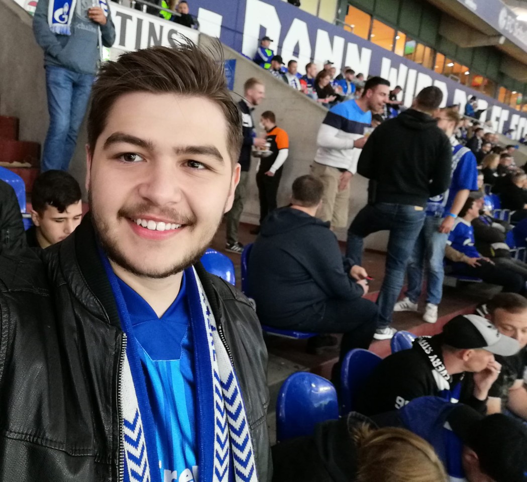 Schalke-Fan Rene ist bei fast allen Spielen seines Vereins im Stadion.