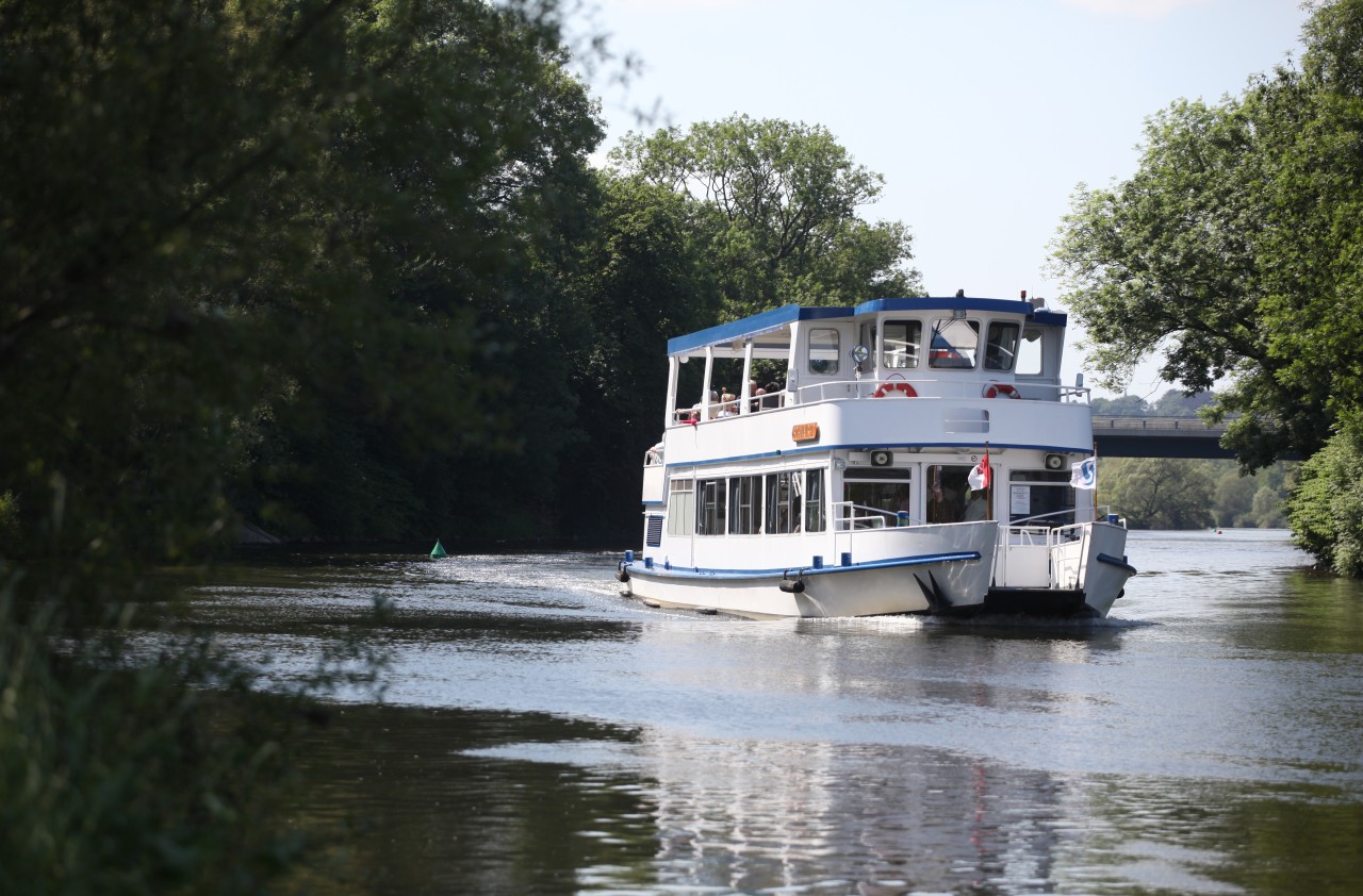 Die „MS Schwalbe“ zu besseren Zeiten auf der Ruhr in Witten.