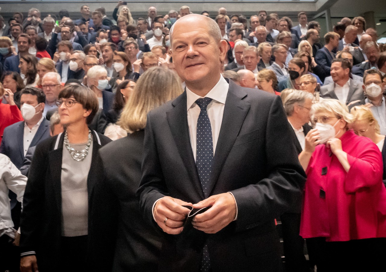 Nach dem Fotoshooting setzten die SPD-Abgeordneten wieder schnell ihre Masken auf. Vorne Kanzlerkandidat Olaf Scholz.
