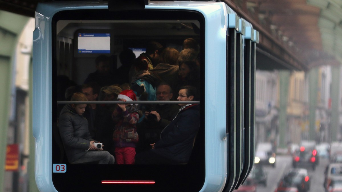 Hellblau und mit großen Scheiben: ein neuer Wagen der Wuppertaler Schwebebahn.