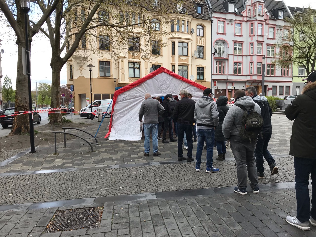 Anstehen für den Pieks. In Hagen wurden am Mittwoch Menschen aus prekären Wohnverhältnissen geimpft.