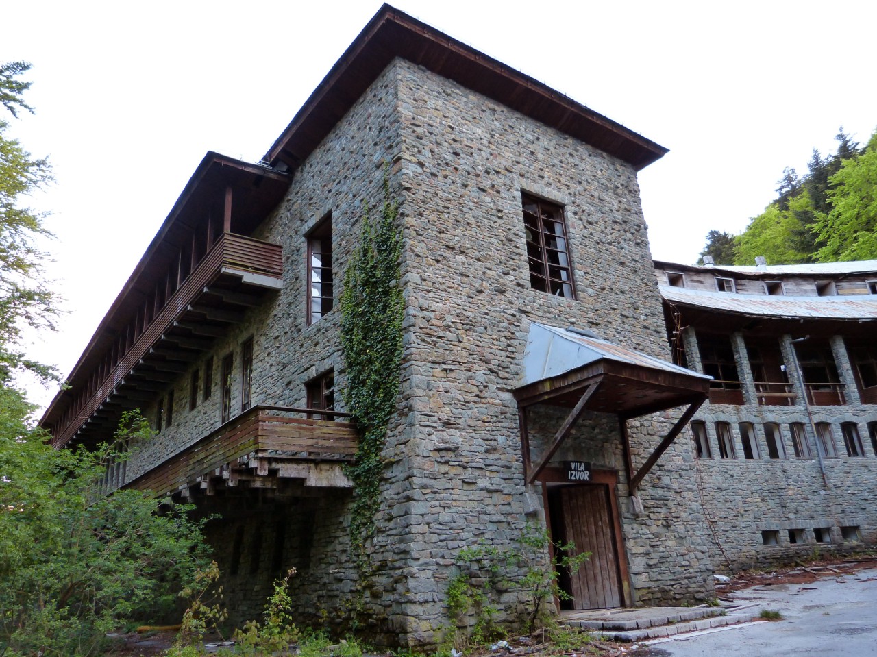 Wie eine Burg mitten im Nirgendwo: Titos einstige Villa steht in keinem Reiseführer.