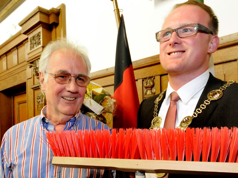 Sören Link, Duisburgs neuer Oberbürgermeister. Der junge Sozialdemokrat setzte sich am 1. Juli 2012 in der Stichwahl gegen den CDU-Kandidaten Benno Lensdorf durch. Direkt in der Ratssitzung seiner Vereidigung setzte er ein Ausrufezeichen, als der Bebauungsplan für das Krieger-Gelände beschlossen wurde, auf dem auch der umkämpfte Ort der Loveparade-Katastrophe liegt: ...