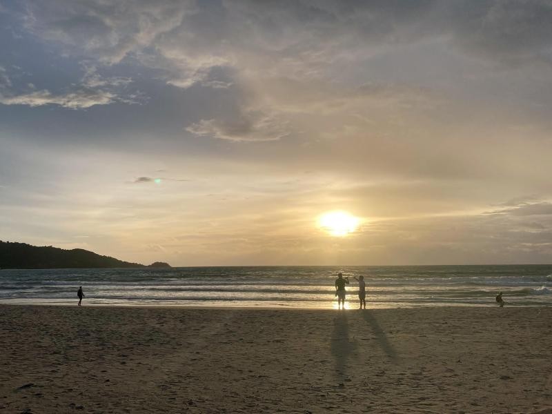 Sonnenuntergang am Patong Beach auf Phuket - die Insel empfängt bereits seit Juli ausländische Urlauber im Rahmen des Corona-Modellprojekt "Sandbox".