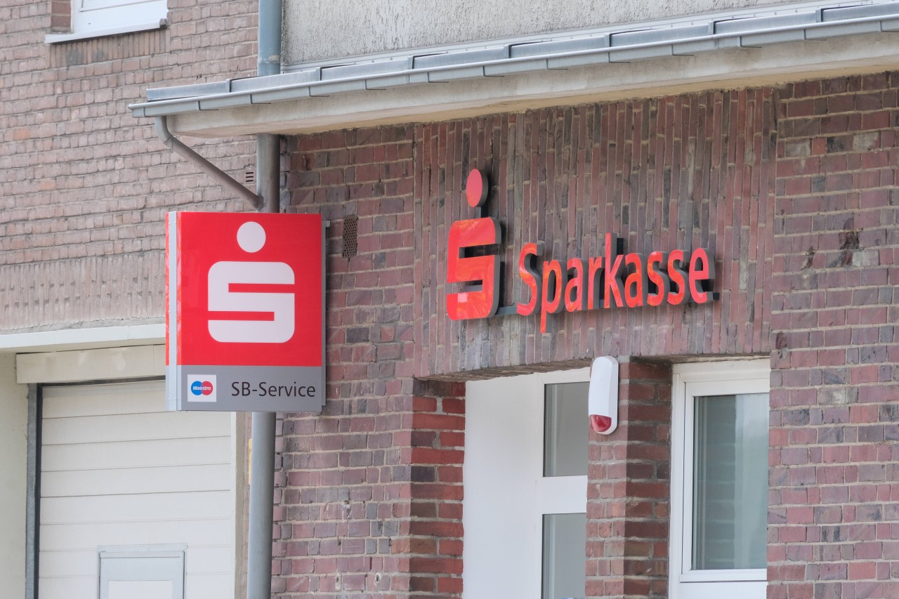 Sparkasse in NRW: Ein Kunde ärgert sich über die Gebühren.