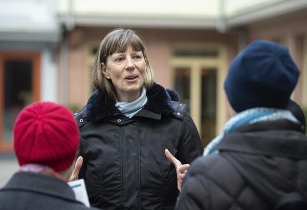 Silke Wustmann, Stadtführerin in Frankfurt, spricht während einer Stadtführung in der Neuen Altstadt zu Teilnehmern. 