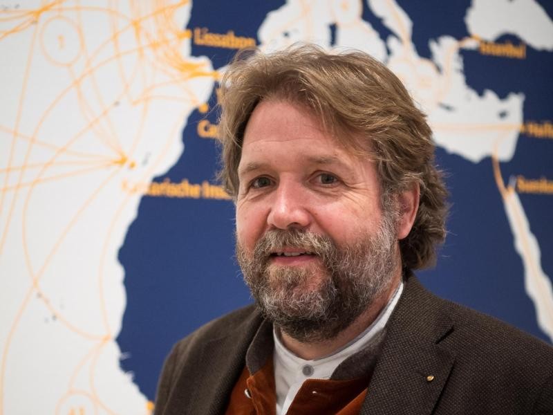 Stephan Huck, Leiter des Deutschen Marinemuseums, steht in der Sonderausstellung über das Segelschulschiff "Gorch Fock".