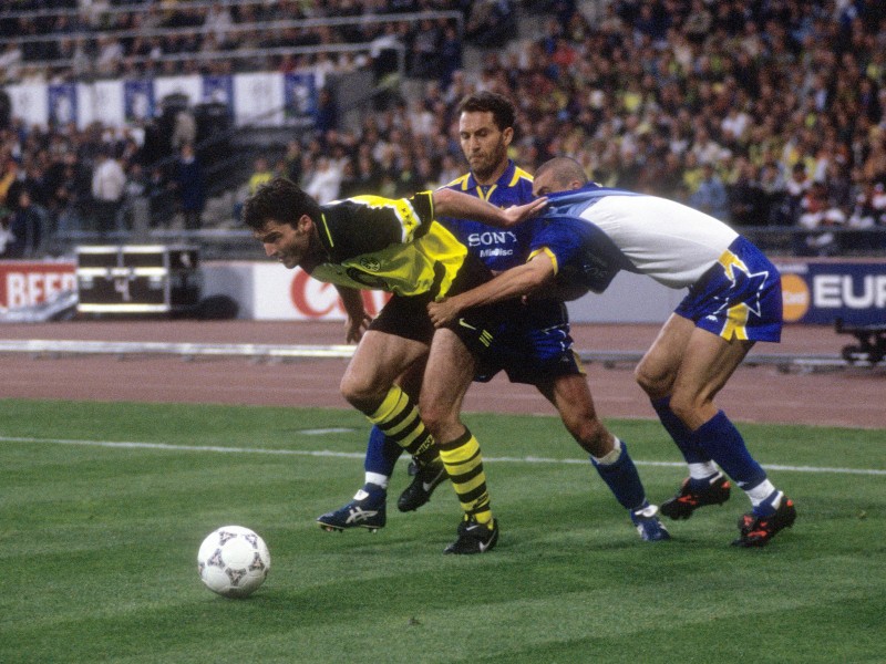 Platz 7: Er ist einer der Helden der 90er bei Borussia Dortmund: Stéphane Chapuisat. Zwei deutsche Meisterschaften, die Champions League Trophäe und den Weltpokal reckte der Stürmer in den Himmel. Mit 122 Toren in 283 Begegnungen für den BVB trug er maßgeblich zu diesen Erfolgen bei.