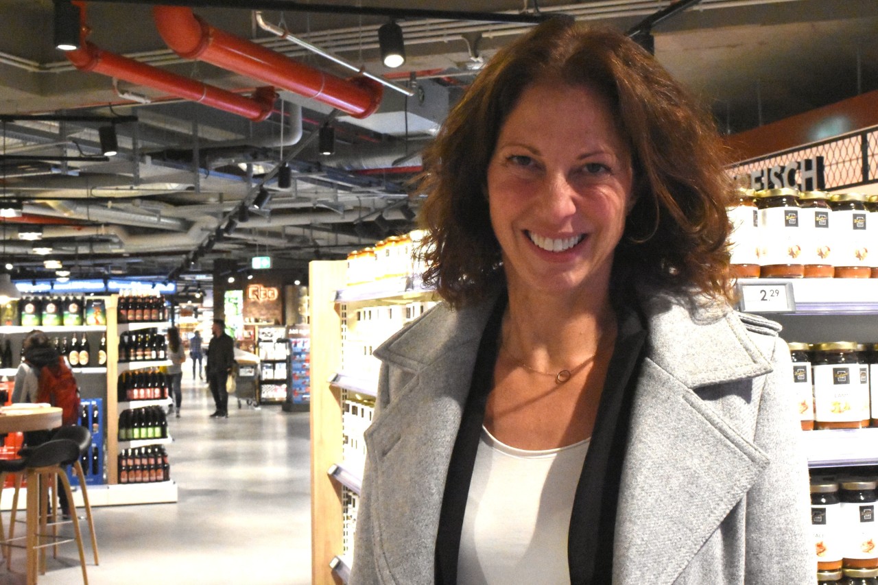 Michaela Hölzlewar das erste Mal im Supermarkt Zurheide einkaufen und ist begeistert.