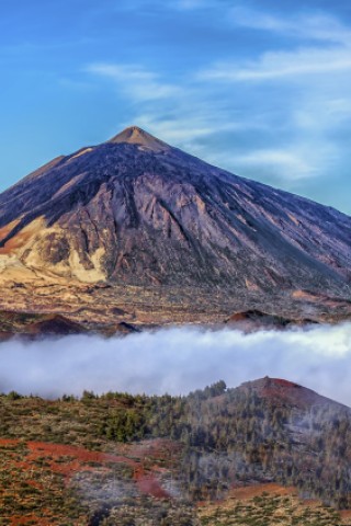 Der Teide ragt hoch über der Insel Teneriffa.