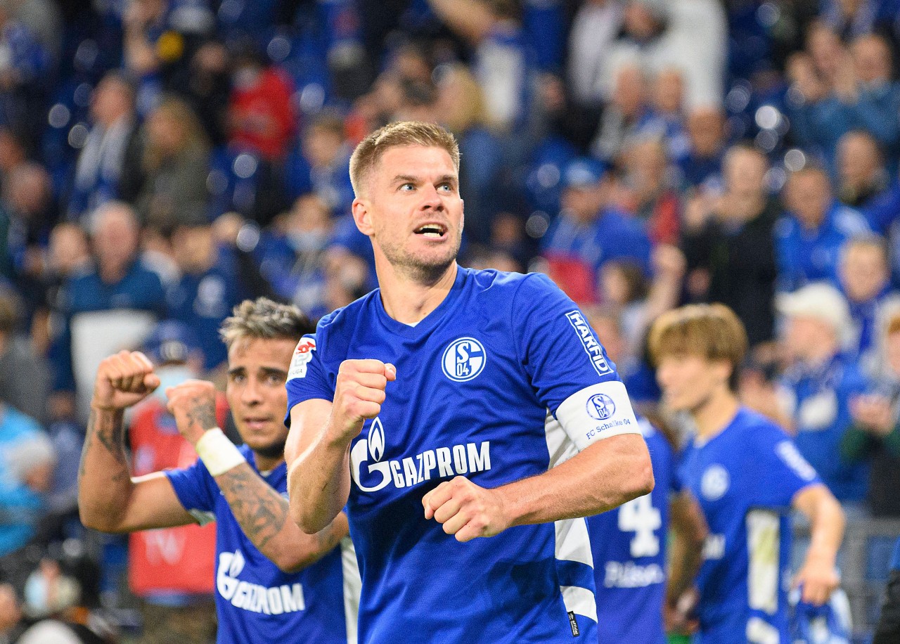 Torjäger Simon Terodde im Heimtrikot des FC Schalke 04.