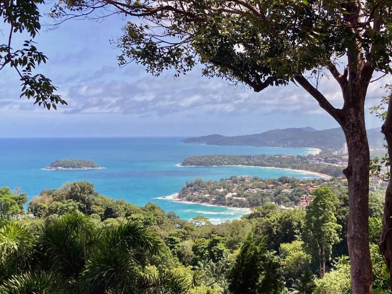 Thailands Traumstrände warten auf Touristen: Blick auf Karon Beach und Kata Beach von einem Aussichtspunkt auf Phuket.