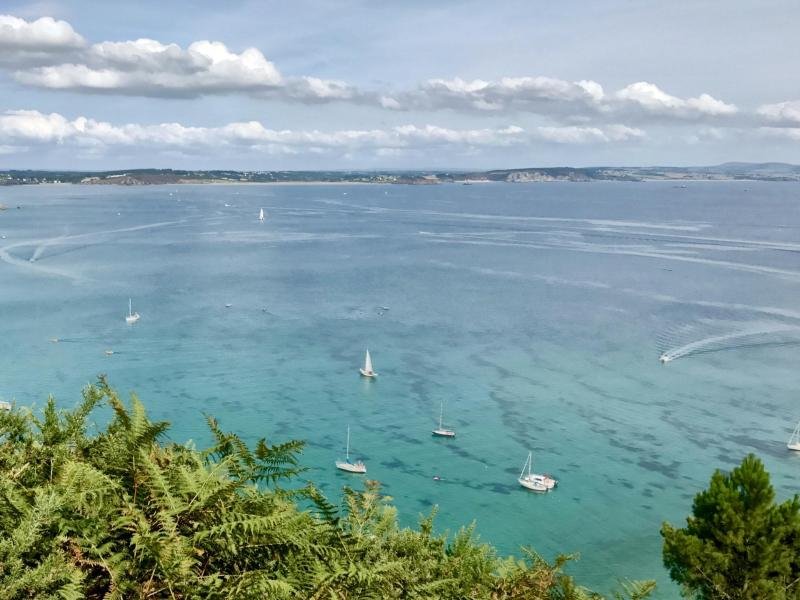 Türkisblaues Meer: Auf dem Weg zur Ile Vièrge bieten sich immer wieder traumhafte Ausblicke.