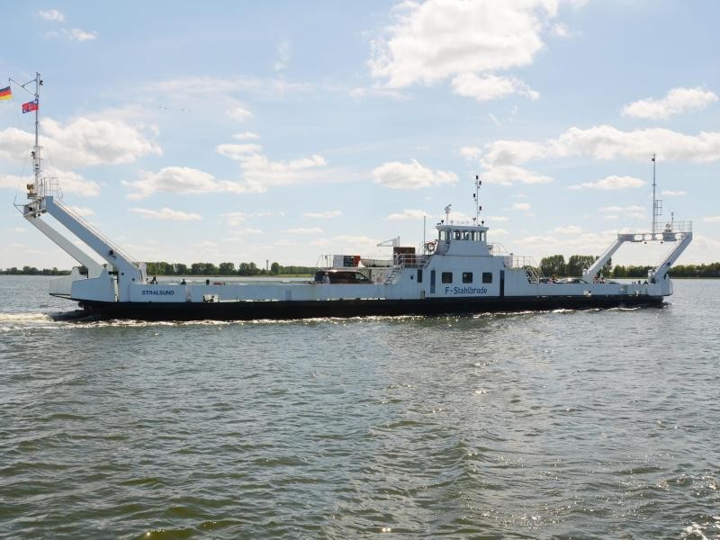 Überfahrt nach Rügen: Nur gut zehn Minuten braucht die Fähre von Stahlbrode nach Zudar.