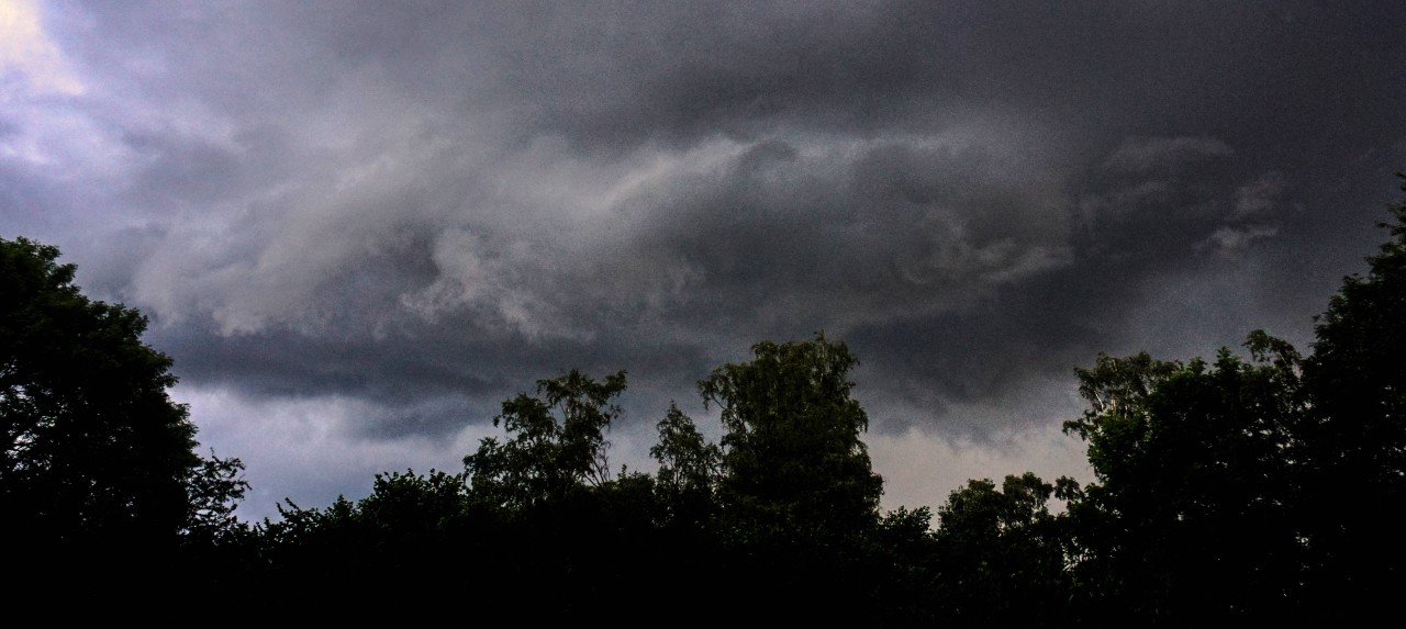 Gewitter ziehen weiter über NRW hinweg. (Symbolbild)