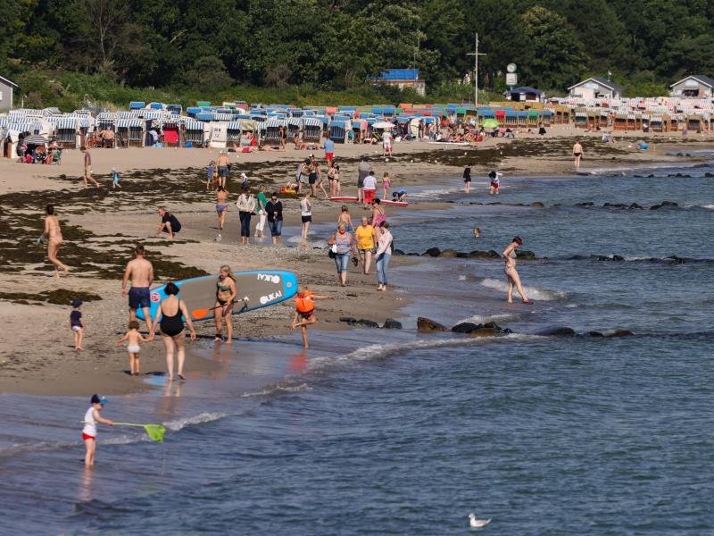 Urlauber genießen das sommerliche Wetter am Ostseeufer in Timmendorfer Strand. Auch wenn der Inlandstourismus wieder anzieht, bleiben viele Hoteliers pessimistisch.