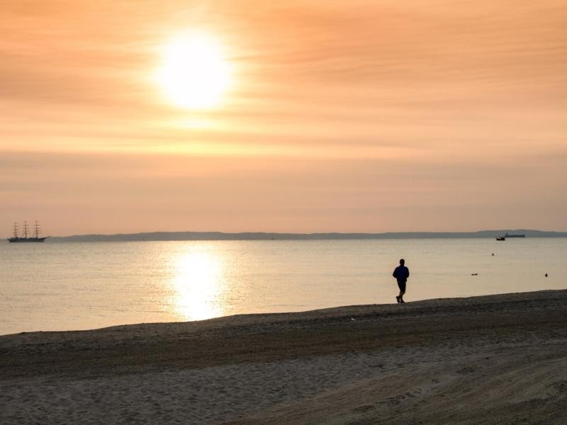 Mildes Licht über der Ostsee - im Herbst macht das Spaziergänge am Strand von Usedom noch reizvoller.